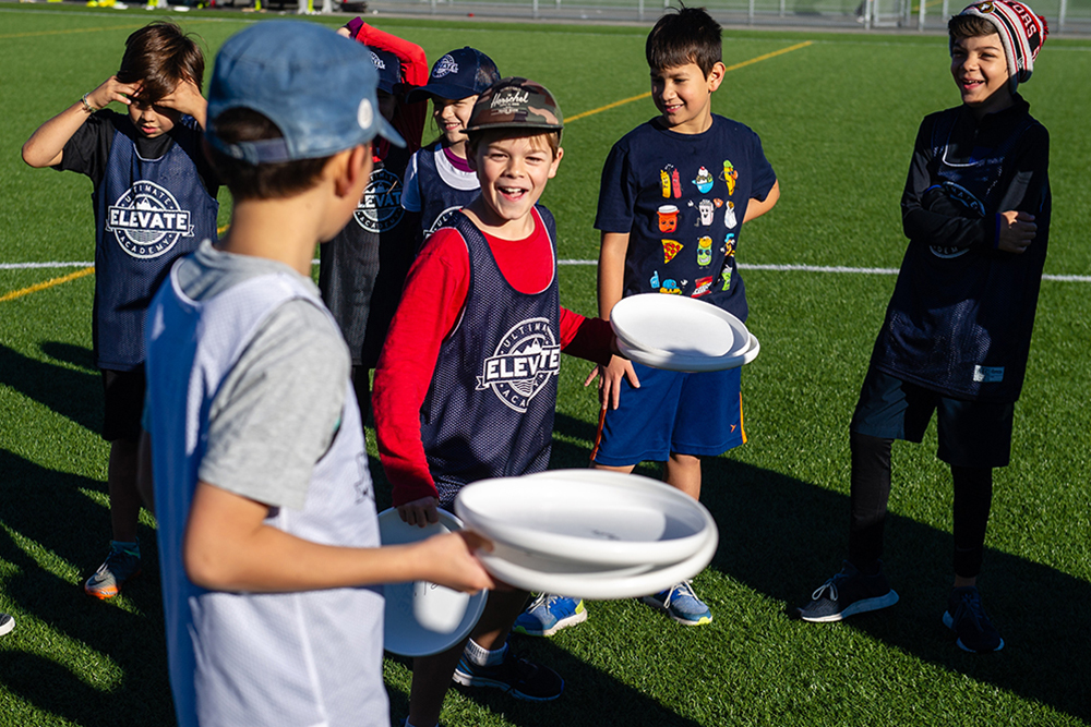 kids playing frisbee